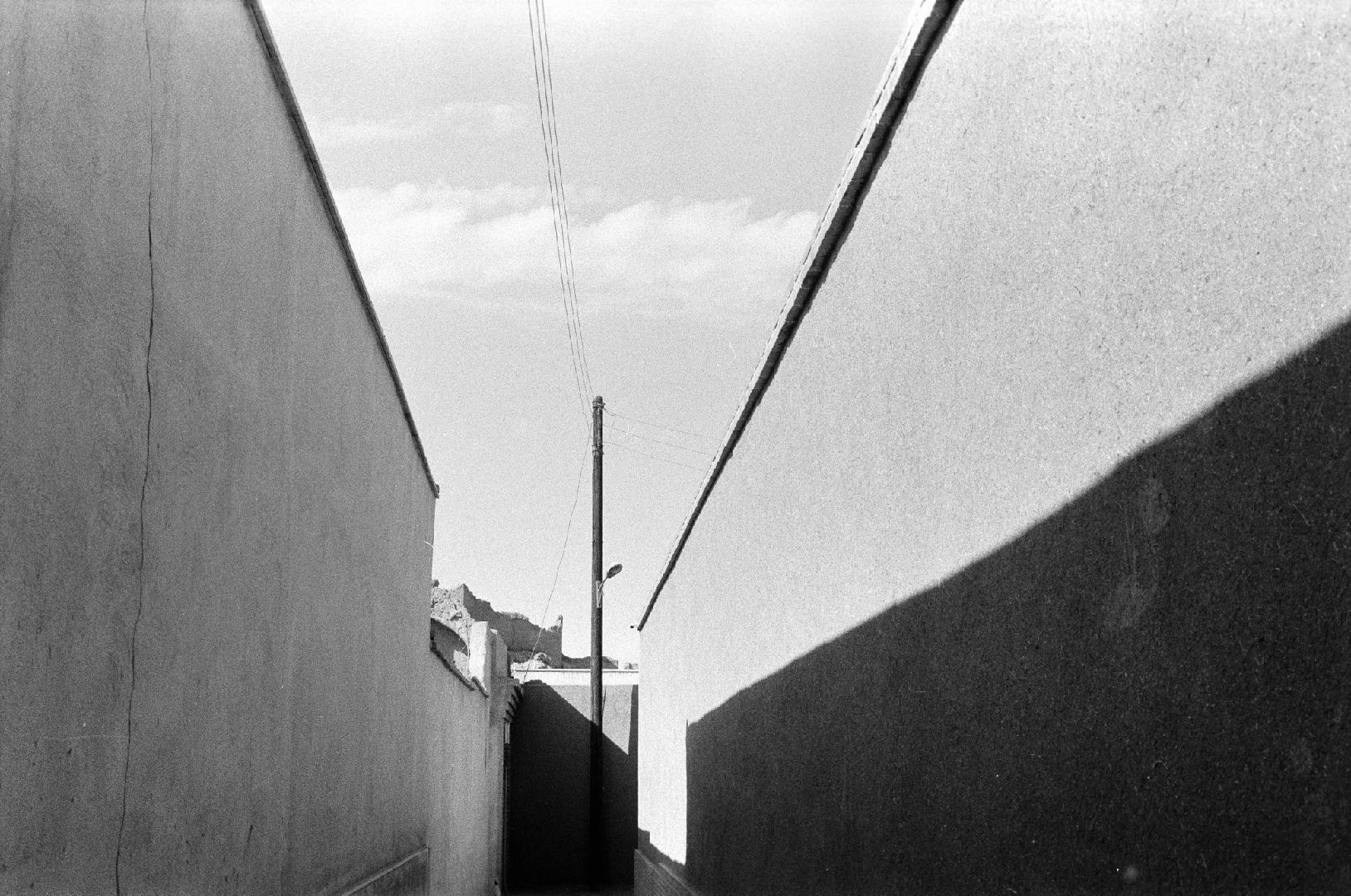 Black-and-white photograph: The Observer, a dead-end alley in Kashan, Iran, 2018