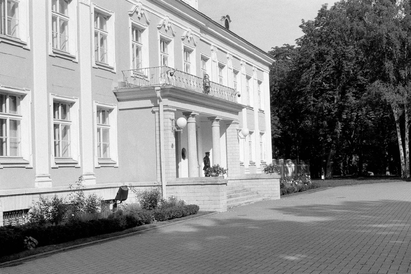 Black-and-white photograph: The lone soldier, Estonian Presidential Palace, Estonia, 2023