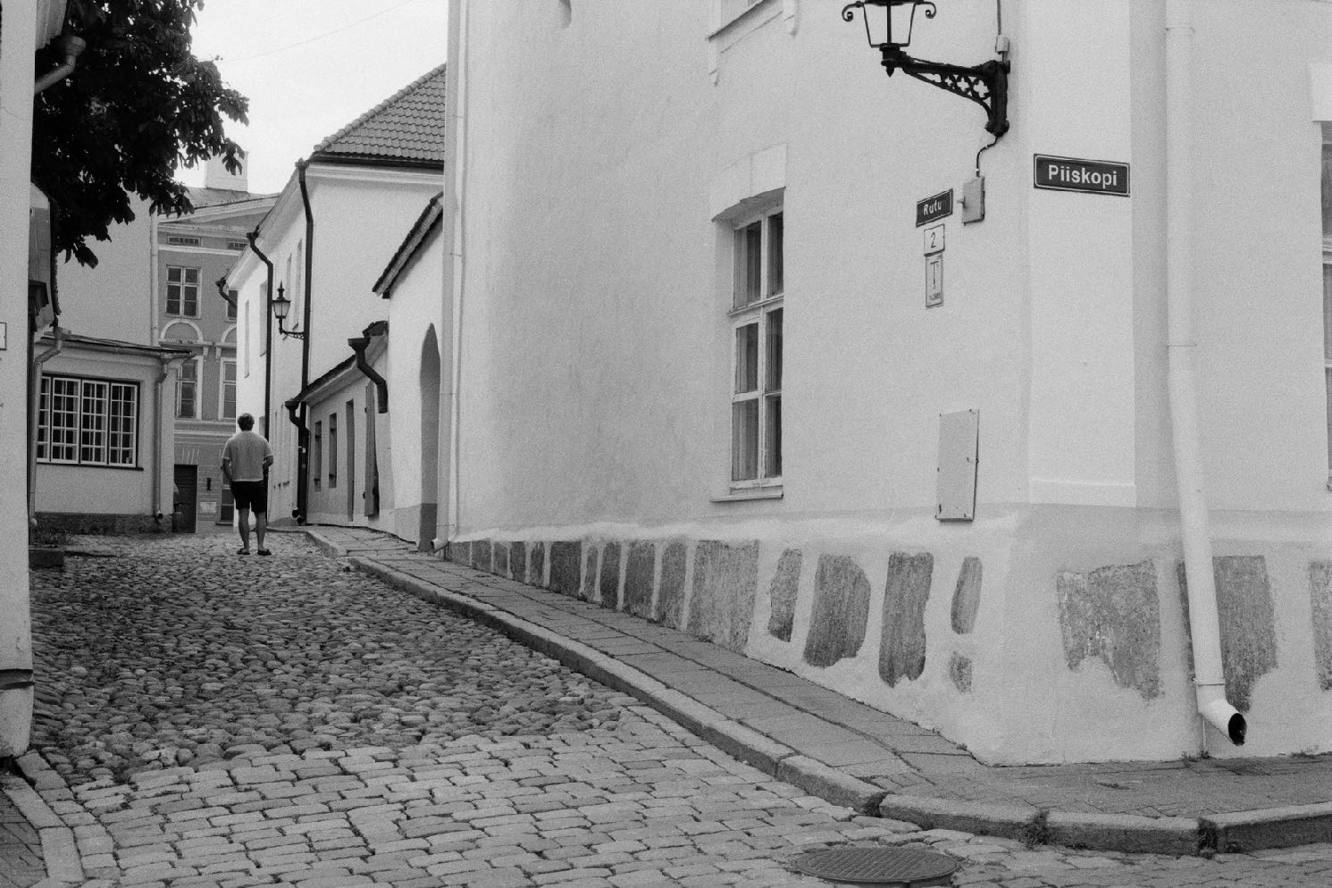 Black-and-white photograph: The wait, Tallinn, Estonia, 2023